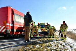 IJszeiler slaat over de kop op Gouwzee bij Marken, schaatsers slepen slachtoffer naar kant