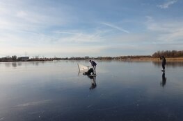 IJszeiler zakt door ijs in Oostzaan