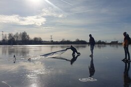 IJszeiler zakt door ijs in Oostzaan