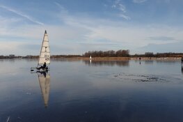 IJszeiler zakt door ijs in Oostzaan