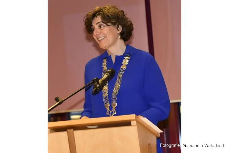 Marian van der Weele geïnstalleerd als burgemeester van Waterland