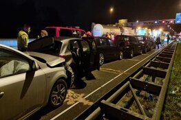 Zeven auto's botsen op elkaar op A7 bij Zaandam, vier personen naar ziekenhuis gebracht