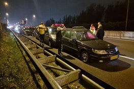 Zeven auto's botsen op elkaar op A7 bij Zaandam, vier personen naar ziekenhuis gebracht
