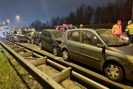 Zeven auto's botsen op elkaar op A7 bij Zaandam, vier personen naar ziekenhuis gebracht