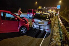 Zeven auto's botsen op elkaar op A7 bij Zaandam, vier personen naar ziekenhuis gebracht