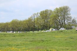 Veel politie in Noord na schietpartij op de Meeuwenlaan. Één verdachte doodgeschoten in Broek in Waterland.