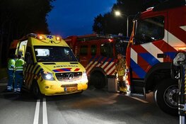 Auto onder vrachtwagen bij botsing Oostzaan