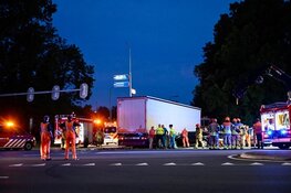 Auto onder vrachtwagen bij botsing Oostzaan