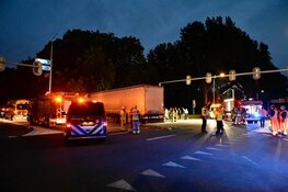Auto onder vrachtwagen bij botsing Oostzaan