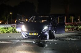 Bestelbus en auto botsen frontaal vlakbij Ilpendam, drie gewonden