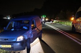 Bestelbus en auto botsen frontaal vlakbij Ilpendam, drie gewonden