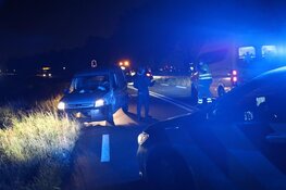 Bestelbus en auto botsen frontaal vlakbij Ilpendam, drie gewonden