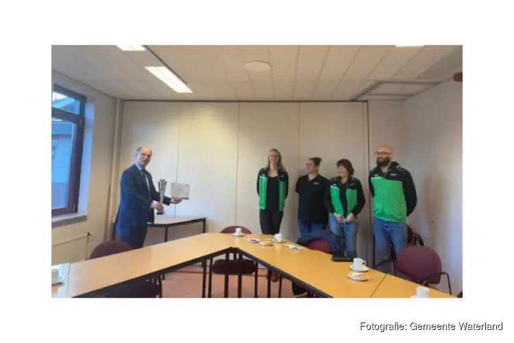 Uitreiking Waterlandse Sportprijs aan touwtrekvereniging Monnickendam