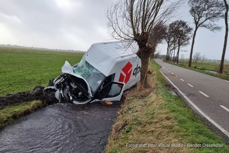 Pakketbezorger in de sloot door storm