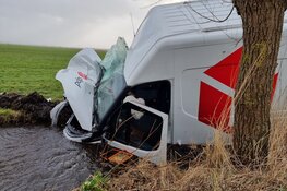 Pakketbezorger in de sloot door storm