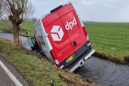 Pakketbezorger in de sloot door storm