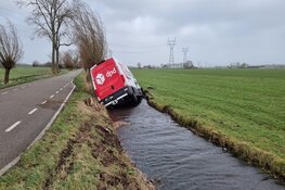 Pakketbezorger in de sloot door storm