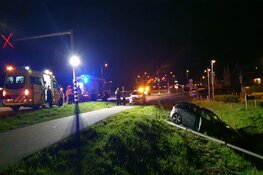 Auto sloot ingereden in Watergang, bestuurder naar ziekenhuis