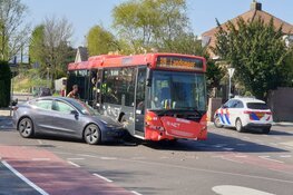 Lijnbus en auto in botsing in Landsmeer