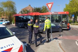 Lijnbus en auto in botsing in Landsmeer