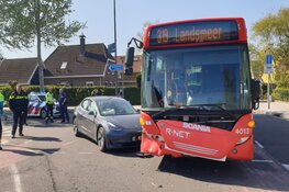 Lijnbus en auto in botsing in Landsmeer