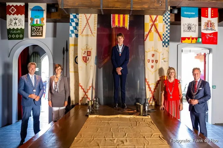 Burgemeester Marian van der Weele onthult Monnickendamse banier in Madurodam