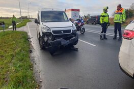 Auto in sloot na botsing nabij Edam