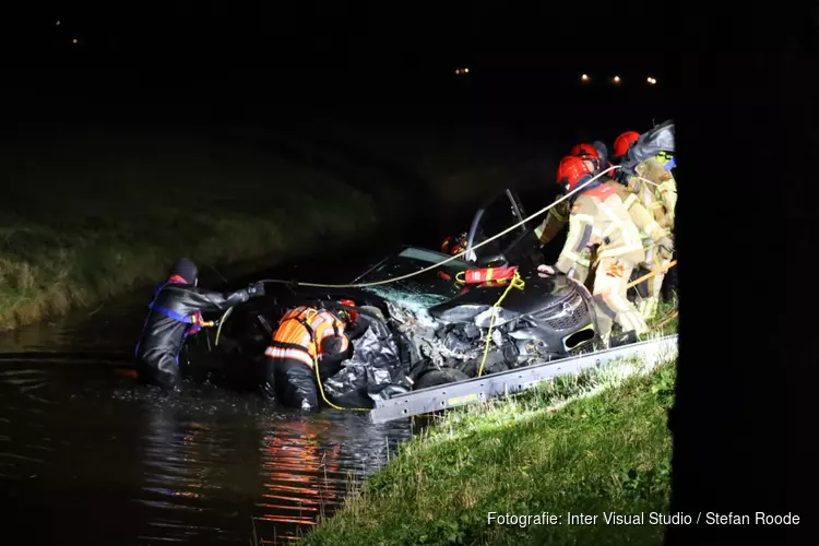 Automobilist met spoed naar ziekenhuis na crash in Purmer