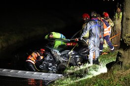 Automobilist met spoed naar ziekenhuis na crash in Purmer
