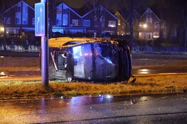 Auto slaat over de kop bij ongeval N247, twee gewonden