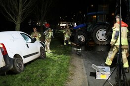 Tractor en busje botsen in Monnickendam, één gewonde