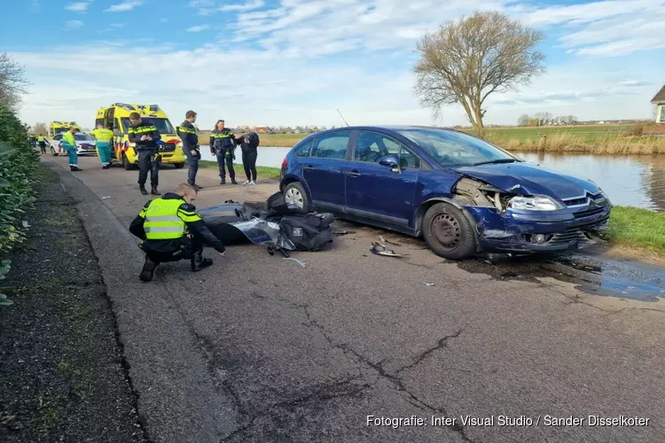 Frontale botsing tussen scooter en auto in Watergang