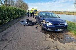Frontale botsing tussen scooter en auto in Watergang