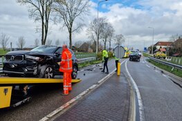 Gewonde en veel schade bij frontale botsing N235