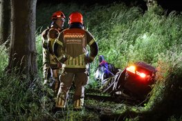 Ravage na ongeluk in Broek in Waterland, inzittenden slaan op de vlucht