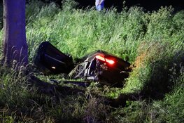 Ravage na ongeluk in Broek in Waterland, inzittenden slaan op de vlucht
