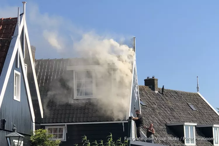 Brand in woning op Marken, veel schade aan huis