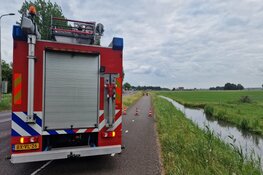 Gesprongen waterleiding langs fietspad in Monnickendam