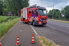 Gesprongen waterleiding langs fietspad in Monnickendam