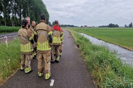 Gesprongen waterleiding langs fietspad in Monnickendam