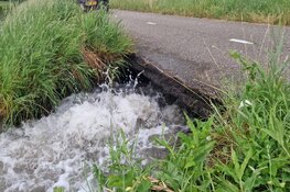 Gesprongen waterleiding langs fietspad in Monnickendam