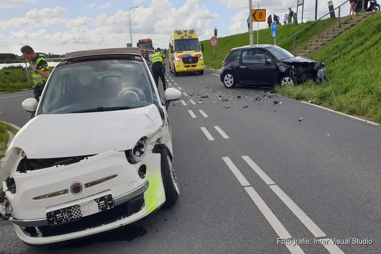 Botsing op Waterlandse Zeedijk in Zuiderwoude