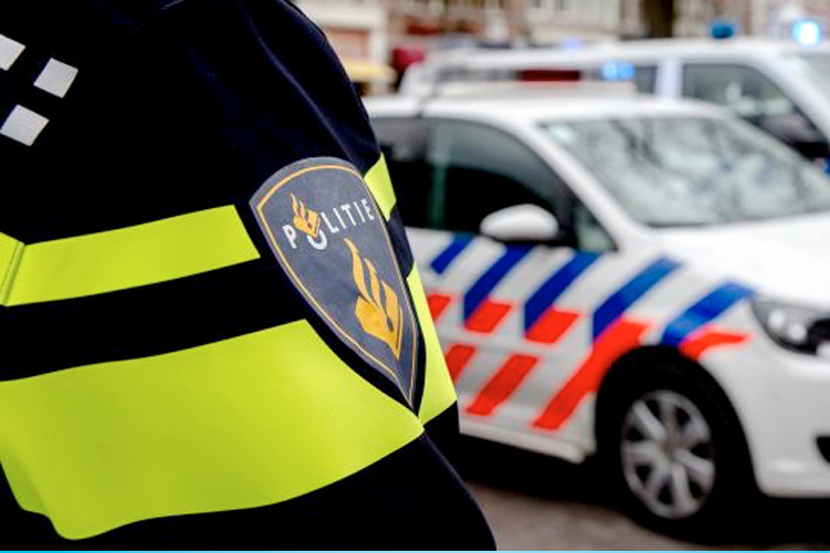 Man gewond na aanrijding met politieauto